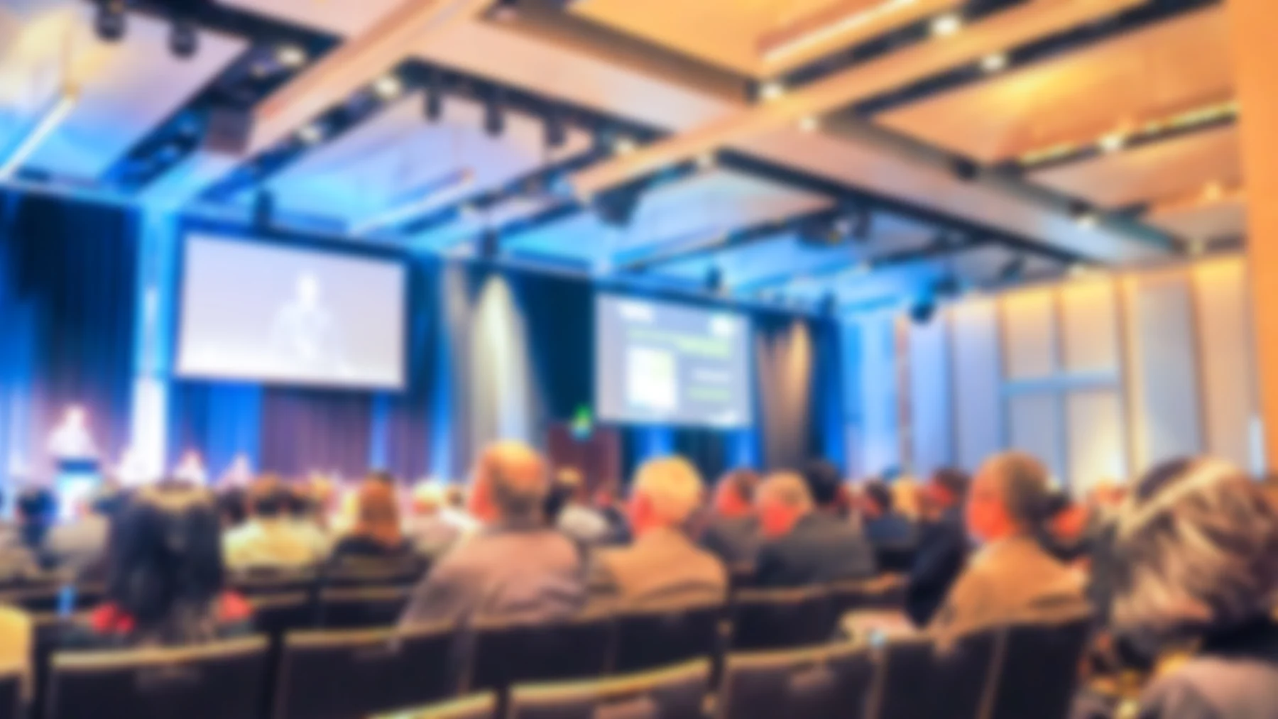 Público em um auditório durante um evento corporativo